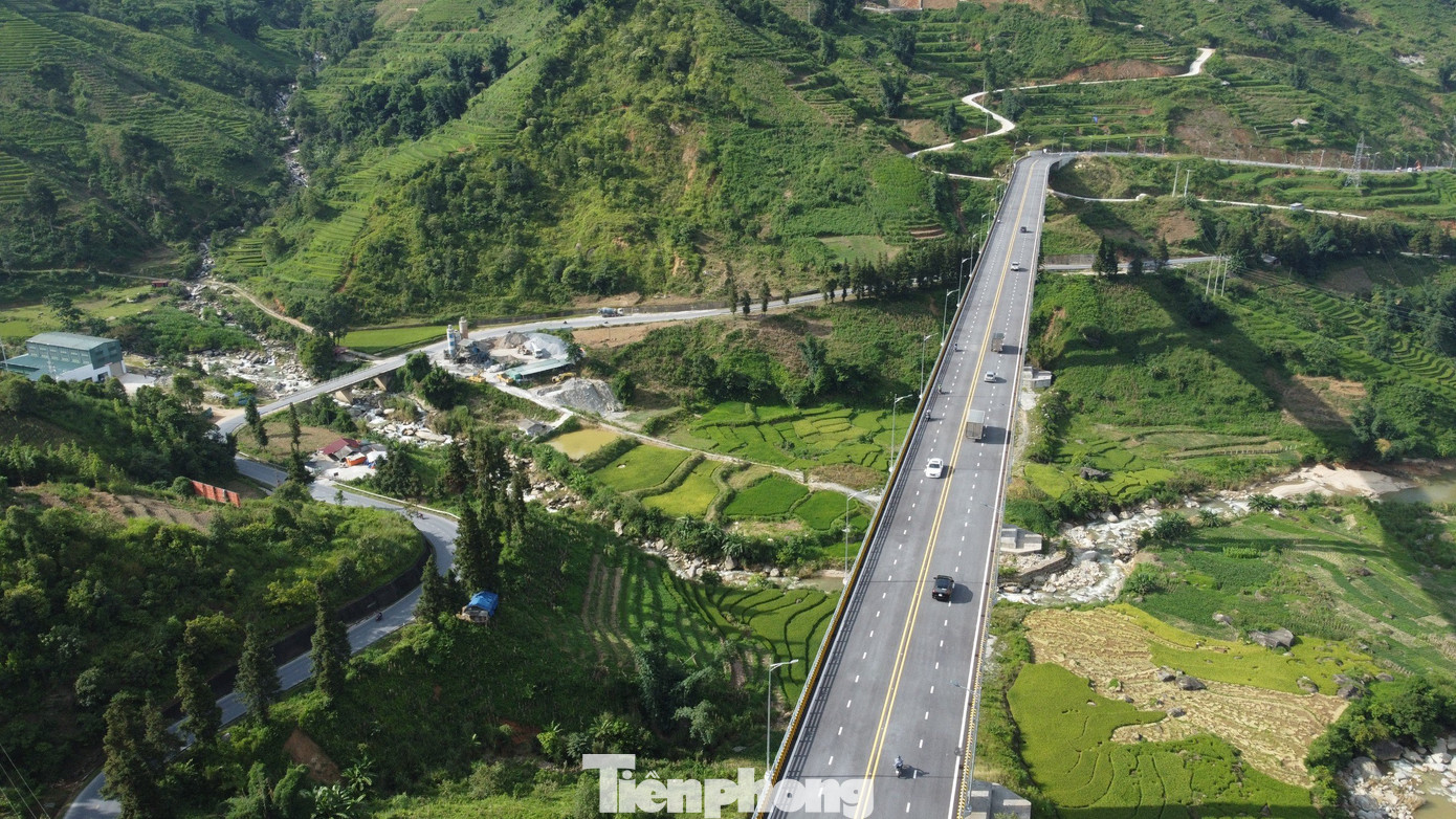 Ông Trần Cao Sơn, Tổng Giám đốc Công ty Cổ phần Đầu tư BOT Lào Cai - Sa Pa cho biết, đây là bước cuối cùng để đưa cầu Móng Sến vào vận hành chính thức. Trong thời gian vận hành thử, đơn vị sẽ theo dõi quá trình lưu thông của các phương tiện để xử lý những vấn đề phát sinh.