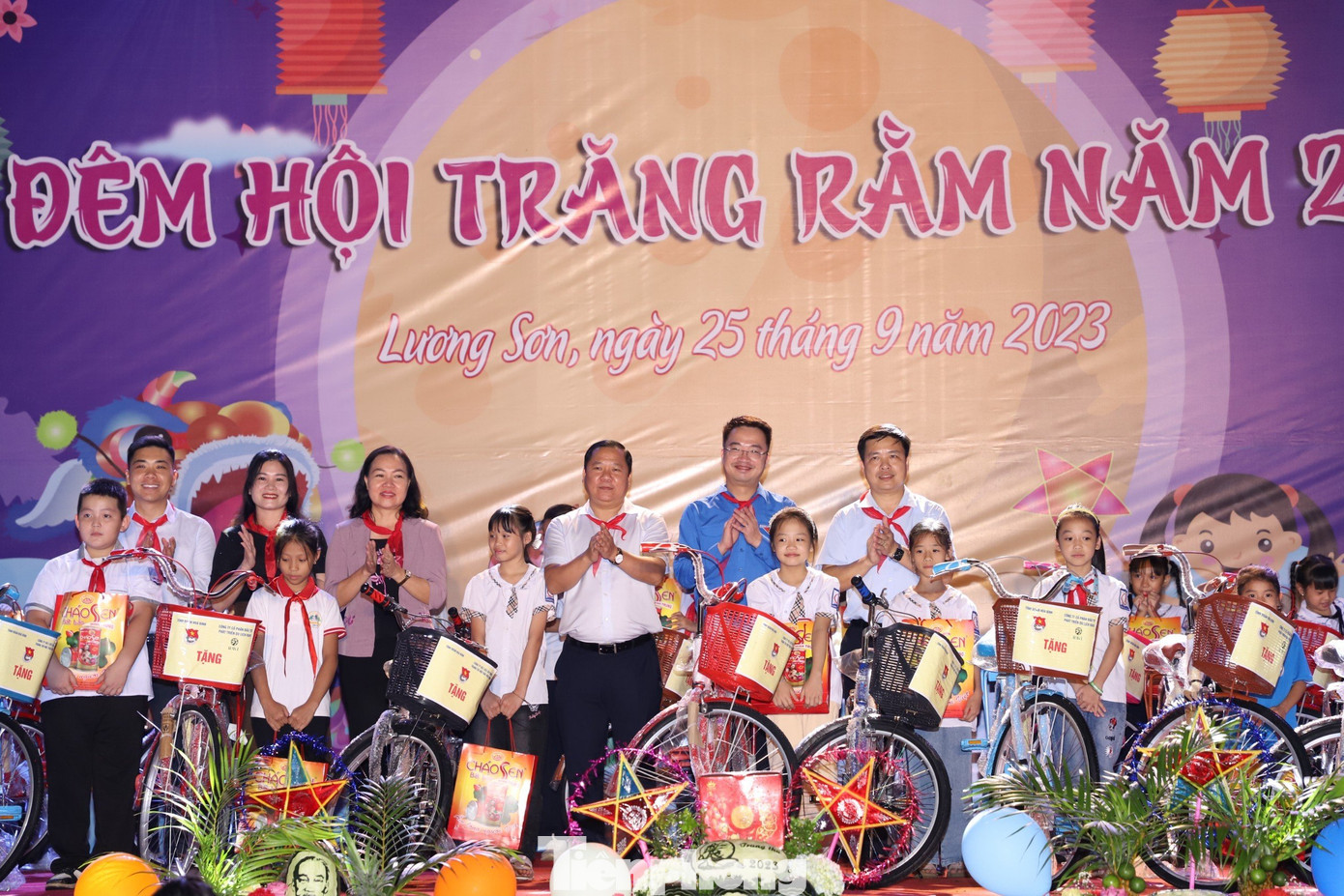 Lãnh đạo Trung ương Đoàn và Tỉnh ủy Hòa Bình trao quà cho các em nhỏ. Lãnh đạo Trung ương Đoàn và Tỉnh ủy Hòa Bình trao quà cho các em nhỏ.