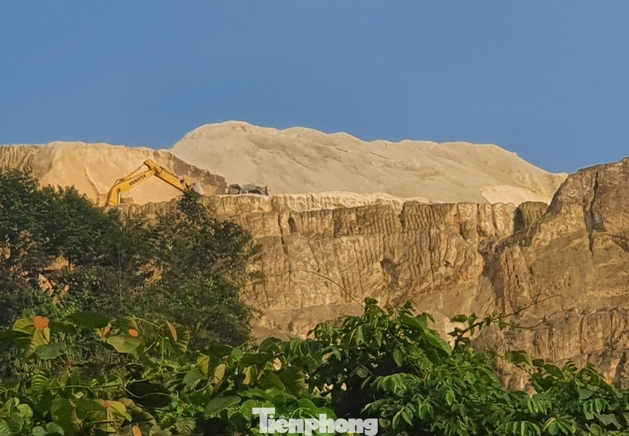 Mỏ cao lanh của công ty khoáng sản Sông Hồng Lào Cai. Mỏ cao lanh của công ty khoáng sản Sông Hồng Lào Cai.