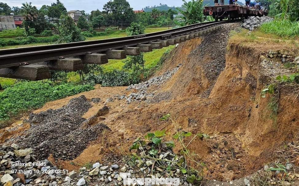 Đặc biệt, đường sắt Yên Bái - Lào Cai, đoạn qua huyện Văn Yên bị sạt lở khoảng 30m, giao thông đường sắt bị tê liệt. Trao đổi với Tiền Phong, ông Nguyễn Văn Cường - Giám đốc công ty đường sắt Yên Bái xác nhận tình trạng sạt lở đoạn đường sắt khoảng 30 mét, đoạn qua địa phận huyện Văn Yên. Các chuyến tàu vì thế không thể hoạt động qua lại. Thời gian để khắc phục dự kiến mất nhiều ngày. Đặc biệt, đường sắt Yên Bái - Lào Cai, đoạn qua huyện Văn Yên bị sạt lở khoảng 30m, giao thông đường sắt bị tê liệt. Trao đổi với Tiền Phong, ông Nguyễn Văn Cường - Giám đốc công ty đường sắt Yên Bái xác nhận tình trạng sạt lở đoạn đường sắt khoảng 30 mét, đoạn qua địa phận huyện Văn Yên. Các chuyến tàu vì thế không thể hoạt động qua lại. Thời gian để khắc phục dự kiến mất nhiều ngày.