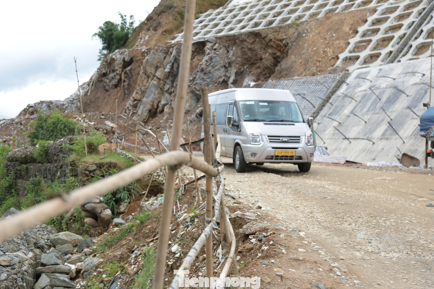 Đến nay, chủ đầu tư vẫn đang khắc phục bằng cách xây dựng kè bê tông chống sạt trượt.