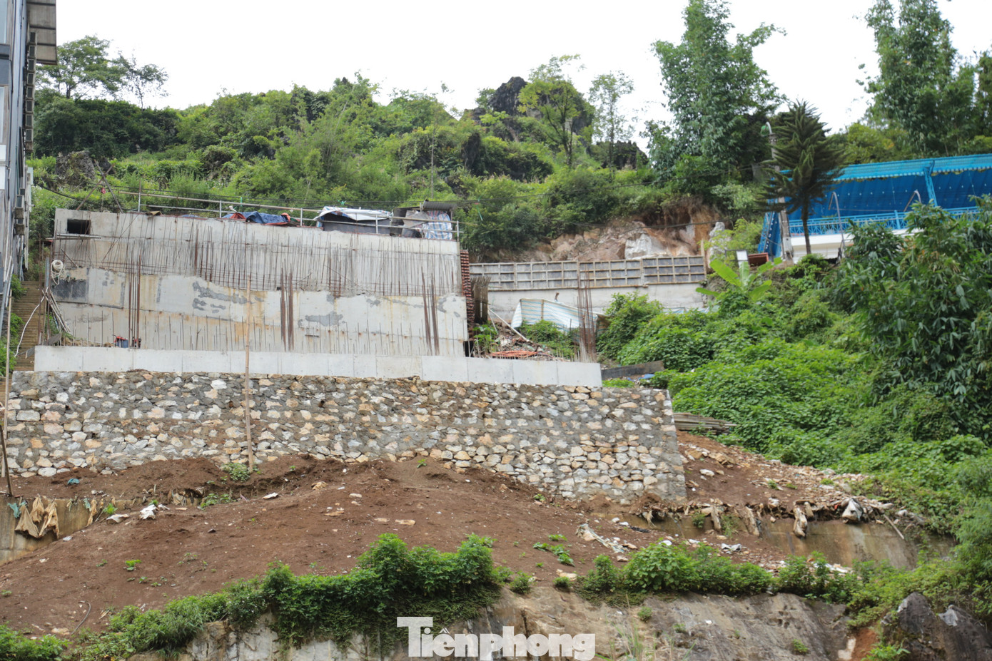 Còn đối với một số khu vực có taluy cao, đã xây dựng bờ kè, nhưng chưa xây dựng nhà ở, địa phương sẽ giám sát chặt chẽ. Thị xã không thực hiện cấp phép xây dựng đối với các lô đất có độ dốc lớn hơn 15 độ hay lớn hơn 30%.