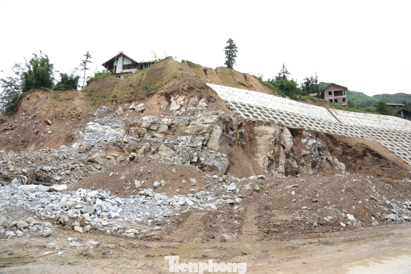 Trao đổi với PV báo Tiền Phong, ông Cao Bá Quý - Phó Chủ tịch UBND thị xã Sa Pa cho biết, do địa hình chủ yếu là đồi núi cao, bị chia cắt, dốc lớn, dân cư lại tập trung ở chân đồi, lưng chừng núi và dưới tác động của thời tiết, con người khiến địa chất thay đổi, dẫn đến luôn tiềm ẩn nguy cơ trượt lở đất đá, đe dọa tài sản, cuộc sống và tính mạng của người dân trên địa bàn.