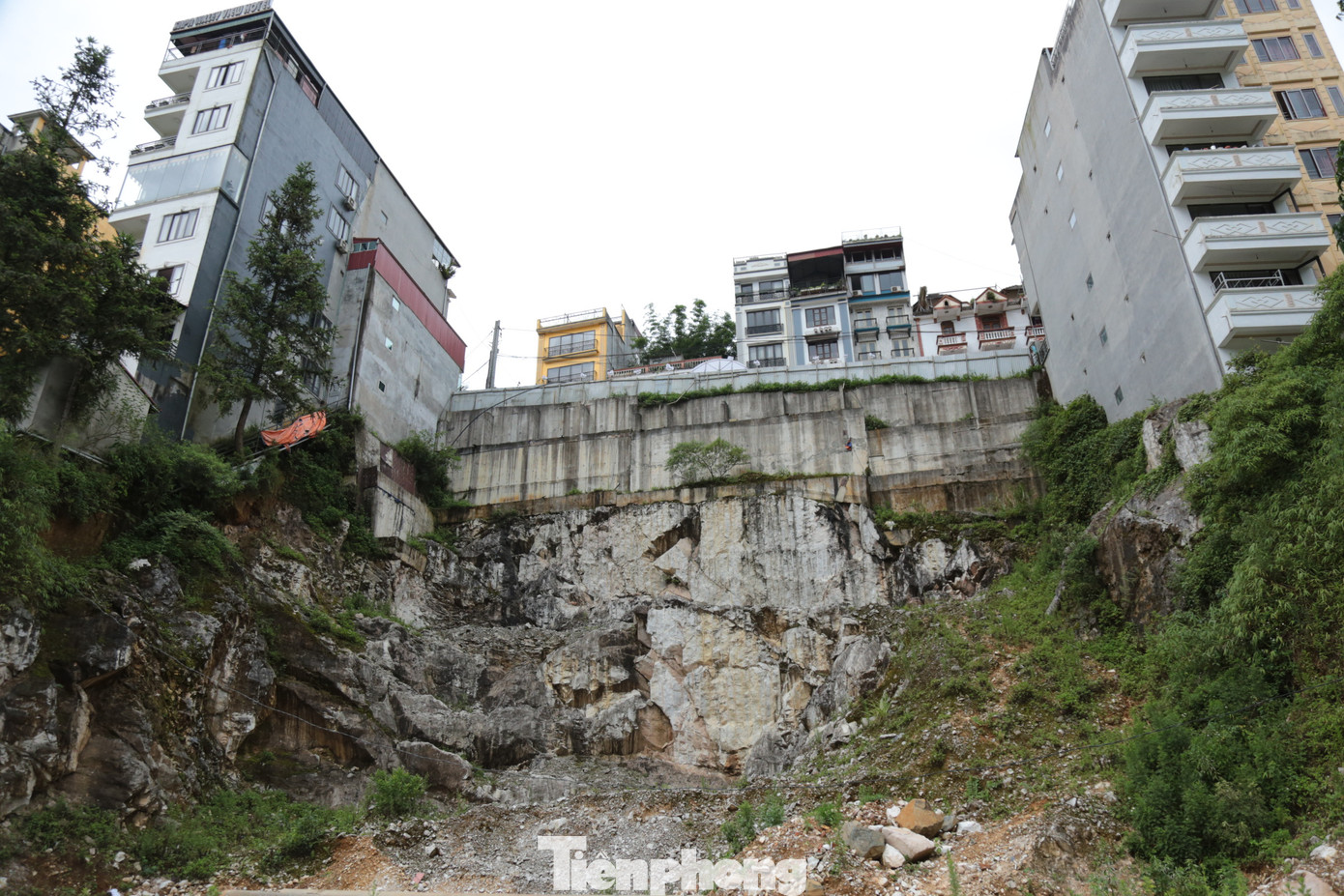 Theo lãnh đạo thị xã Sa Pa, đối với những vị trí có nguy cơ sạt lở cao, địa phương đều giao phòng, ban chuyên môn theo dõi sát sao, có phương án hỗ trợ cho các hộ dân di chuyển ra khỏi vùng nguy hiểm để đảm bảo an toàn.