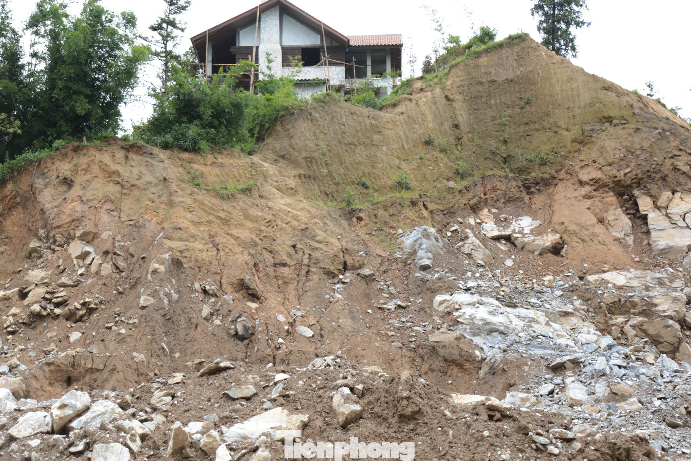Điển hình trong số đó là khu vực trượt sạt đoạn tuyến Km+800 - Km1+950, tỉnh lộ 152. Do quá trình thi công xây dựng các khu biệt thự của một công ty, khiến taluy dương sạt trượt gây ảnh hưởng nghiêm trọng đến tuyến đường.
