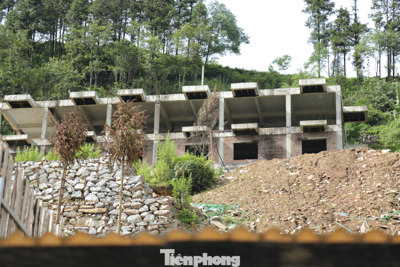 "Điểm đen" khác trên tuyến tỉnh lộ 152 khu vực qua xã Tả Van hay tuyến đường Ý Lình Hồ, phường Cầu Mây bị sạt lở và đang được cơ quan chức năng khẩn trương khắc phục.