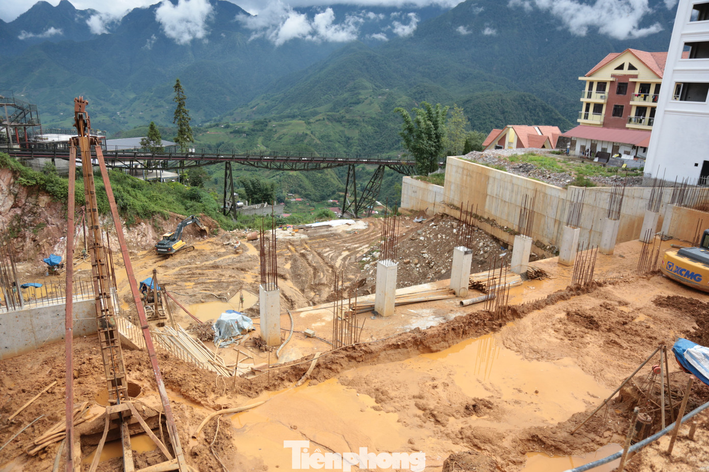 Mới nhất, hồi tháng 3/2022, khi đang thi công đào móng xây dựng Khách sạn Hoàng Liên (đường Hoàng Liên, phường Phan Si Păng), toàn bộ mặt đường bê tông chiều dài khoảng 35m bị sạt lở, cuốn trôi khiến nhiều công trình xung quanh bị hư hỏng nghiêm trọng.