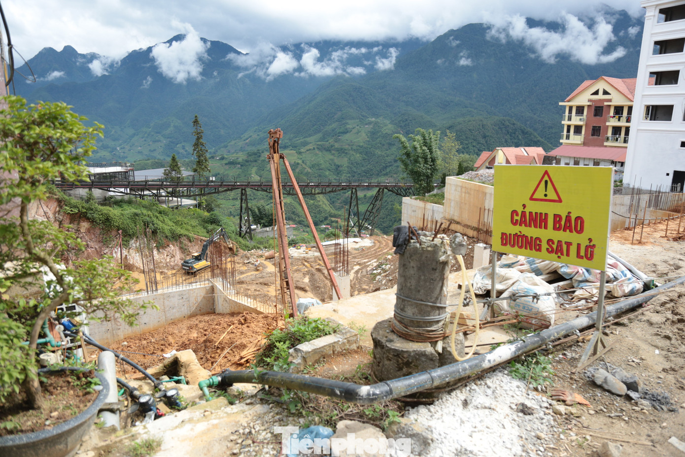 Trong những năm gần đây, trên địa bàn thị xã Sa Pa (Lào Cai) chứng kiến một số vụ sạt lở gây tổn thất nhiều về tài sản, hoa màu, ảnh hưởng nghiêm trọng cuộc sống của người. Các điểm sạt lở có thể nằm xa khu dân cư nhưng vẫn có một số nằm trong vùng lõi trung tâm của Sa Pa. Trong số nhiều điểm bị sạt lở nguyên nhân được cho do thiên tai, mưa lũ nhưng cũng có phần do "nhân tai".