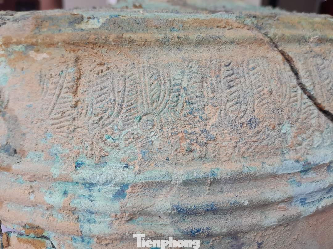 Hoa văn được khắc họa trên chậu đồng cổ. Hoa văn được khắc họa trên chậu đồng cổ.