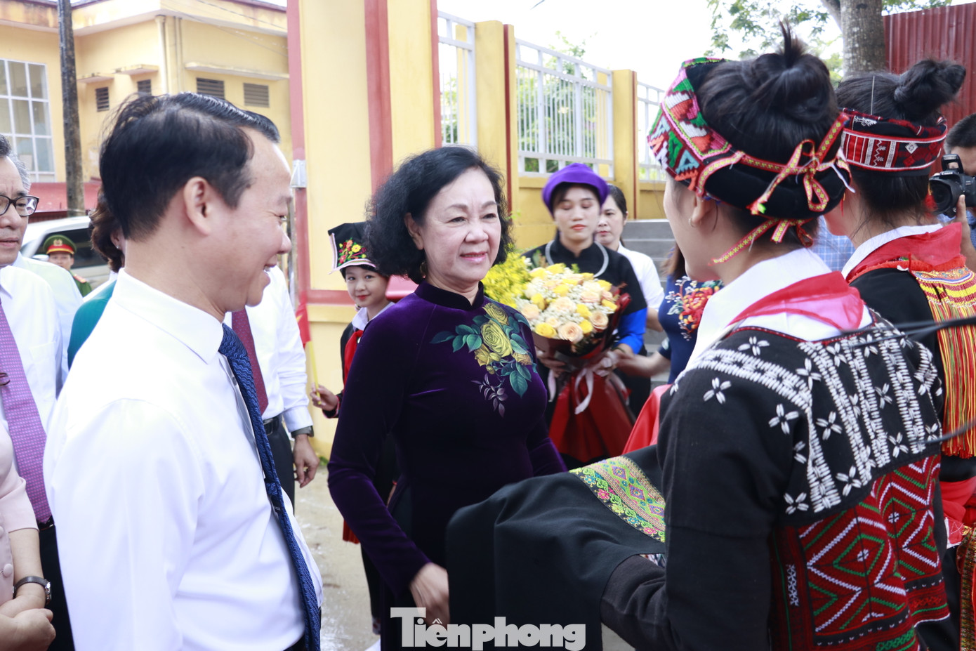 Đáp lại tình cảm của đoàn công tác, các em học sinh Trường Phổ thông Dân tộc nội trú Trung học cơ sở huyện Văn Yên trao tặng khăn lưu niệm cho Thường trực Ban Bí thư Trương Thị Mai.