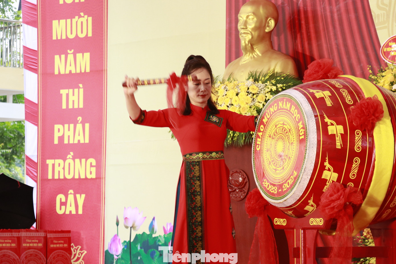 Trong buổi Lễ khai giảng đầy xúc động và tràn ngập yêu thương, Thường trực Ban Bí thư Trương Thị Mai đọc lại lá thư của Bác Hồ gửi cho nhi đồng tỉnh Yên Bái ngày 26/8/1948. Đồng thời, đồng chí mong các em học sinh sẽ chăm chỉ học tập, rèn luyện, vâng lời thầy cô, cùng nhau xây dựng nhà trường tràn đầy yêu thương, tinh thần đoàn kết, giúp đỡ lẫn nhau cùng tiến bộ, là con ngoan trò giỏi, mai sau là những người kế tục xứng đáng, xây dựng quê hương ngày càng giàu đẹp, hạnh phúc.