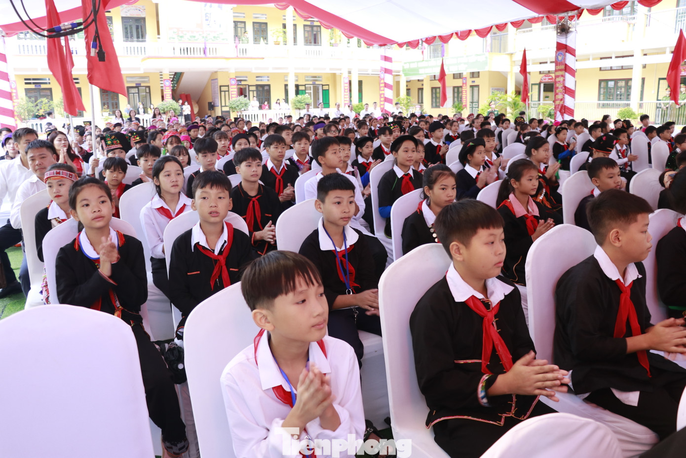 Thường trực Ban bí thư ghi nhận và biểu dương tập thể Ban giám hiệu nhà trường luôn đoàn kết, nêu cao trách nhiệm, tích cực đổi mới phương pháp, từng bước nâng cao chất lượng dạy và học, chăm lo điều kiện cho học sinh có được môi trường học tập, rèn luyện tốt hơn; nhiều em đạt giải cao các môn văn hóa và năng khiếu, điển hình như trong kỳ thi học sinh giỏi cấp tỉnh năm học 2022 - 2023.