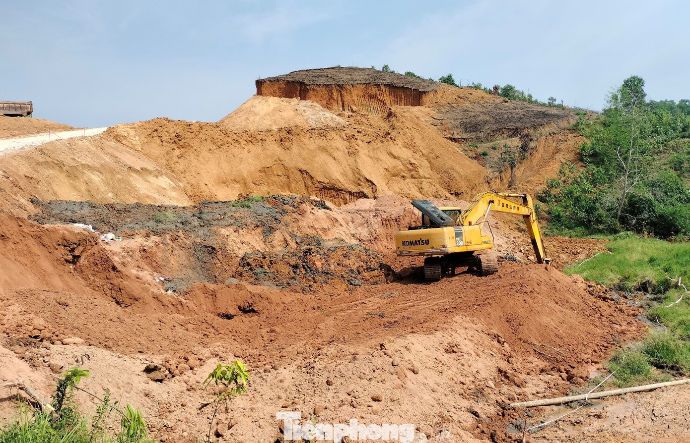 Mặc dù cơ quan chức năng có văn bản yêu cầu dừng hoạt động thi công để hoàn thiện hồ sơ thủ tục pháp lý nhưng doanh nghiệp này không thực hiện. Mặc dù cơ quan chức năng có văn bản yêu cầu dừng hoạt động thi công để hoàn thiện hồ sơ thủ tục pháp lý nhưng doanh nghiệp này không thực hiện.
