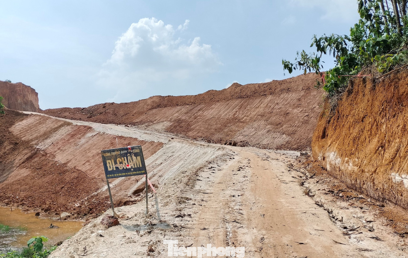 Việc san gạt mặt bằng đã khiến các hộ dân đi lại khó khăn, cây cối hoa màu bị ngập úng. Việc san gạt mặt bằng đã khiến các hộ dân đi lại khó khăn, cây cối hoa màu bị ngập úng.