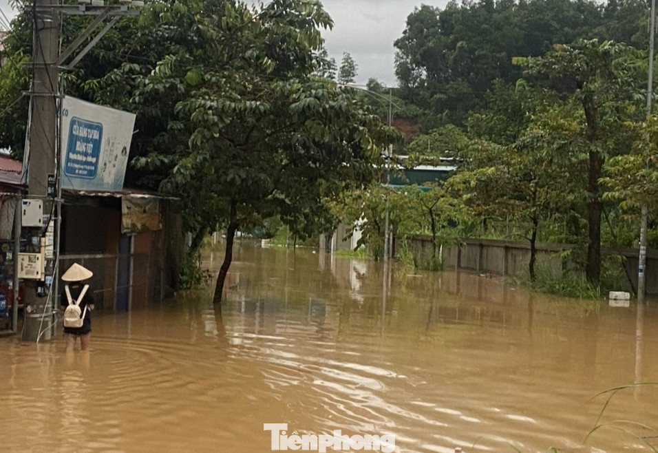 Tuyến tỉnh lộ 163 Yên Bái - Khe Sang sạt lở gây ách tắc. Một số địa phương tạm thời bị chia cắt phương tiện không thể di chuyển.