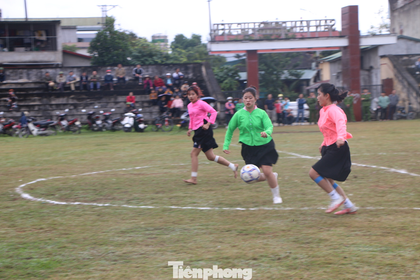 Nét đặc sắc trong giải bóng đá nữ lần này là 100% vận động viên tham gia giải đấu đều mặc trang phục truyền thống của dân tộc Tày để thi đấu. Nét đặc sắc trong giải bóng đá nữ lần này là 100% vận động viên tham gia giải đấu đều mặc trang phục truyền thống của dân tộc Tày để thi đấu.