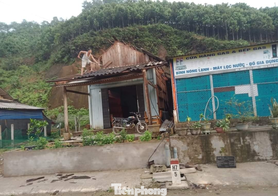 Gần 300 ngôi nhà bị thiệt hại do dông lốc.