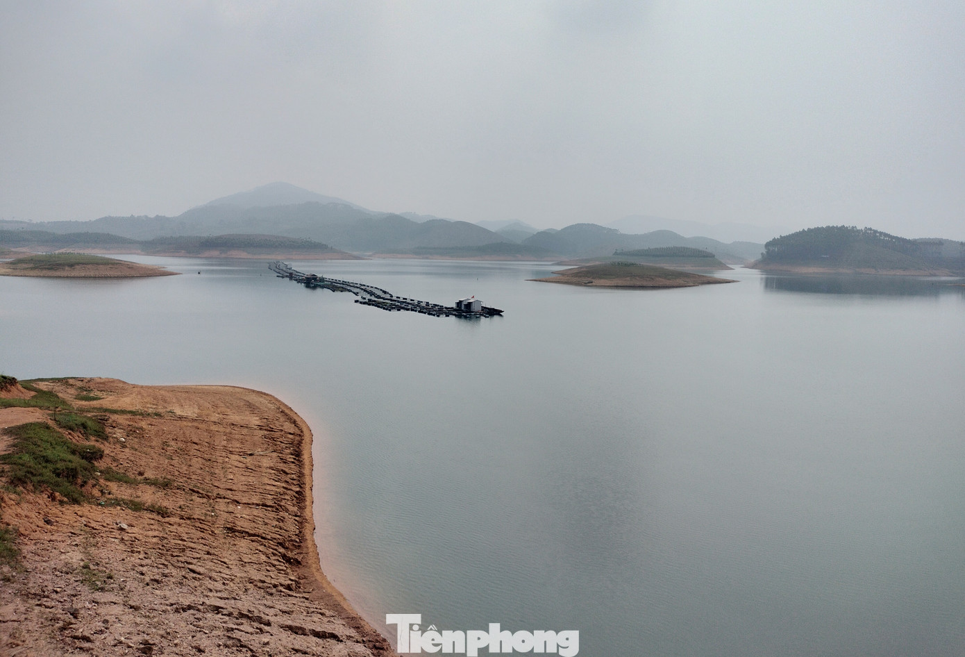 Những điểm nuôi cá lồng, bè trên hồ Thác Bà cũng phải di chuyển liên tục ra các điểm giữa hồ để đảm bảo cung cấp đủ oxi cho cá.