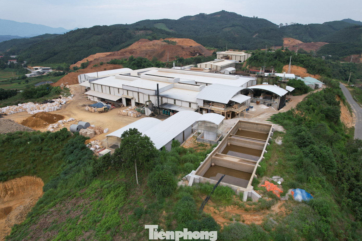 Ngoài ra, cơ quan điều tra xác định, bị can Đoàn Văn Huấn và Nguyễn Văn Chính còn thỏa thuận với Công ty Cổ phần Đất hiếm Việt Nam và Công ty Hợp Thành Phát xuất hóa đơn VAT giảm số lượng, giảm đơn giá bán để giúp Thái Dương để ngoài sổ sách kế toán trên 28 tỷ đồng, không thực hiện nghĩa vụ kê khai nộp thuế, gây thiệt hại (tạm tính) cho Nhà nước trên 7,5 tỷ đồng.