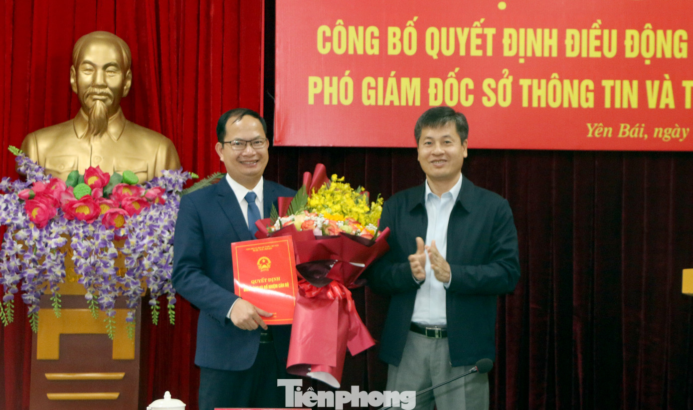 Ông Ngô Hạnh Phúc - Phó Chủ tịch UBND tỉnh Yên Bái trao quyết định điều động, bổ nhiệm Phó Giám đốc Sở Thông tin và truyền thông tỉnh cho ông Nguyễn Thúc Mạnh. Ảnh: Văn Đức. Ông Ngô Hạnh Phúc - Phó Chủ tịch UBND tỉnh Yên Bái trao quyết định điều động, bổ nhiệm Phó Giám đốc Sở Thông tin và truyền thông tỉnh cho ông Nguyễn Thúc Mạnh. Ảnh: Văn Đức.