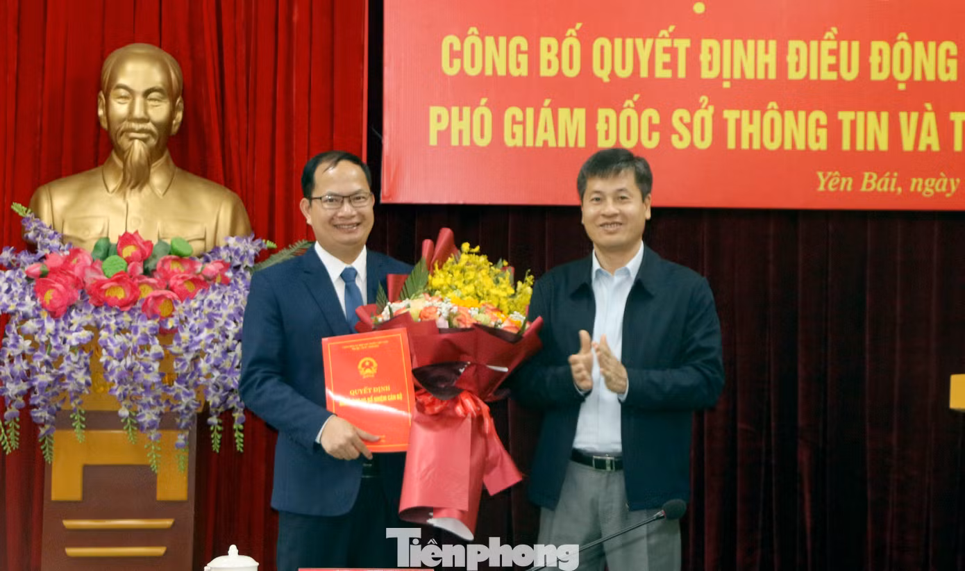 Ông Ngô Hạnh Phúc - Phó Chủ tịch UBND tỉnh Yên Bái trao quyết định điều động, bổ nhiệm Phó Giám đốc Sở Thông tin và truyền thông tỉnh cho ông Nguyễn Thúc Mạnh. Ảnh: Văn Đức.