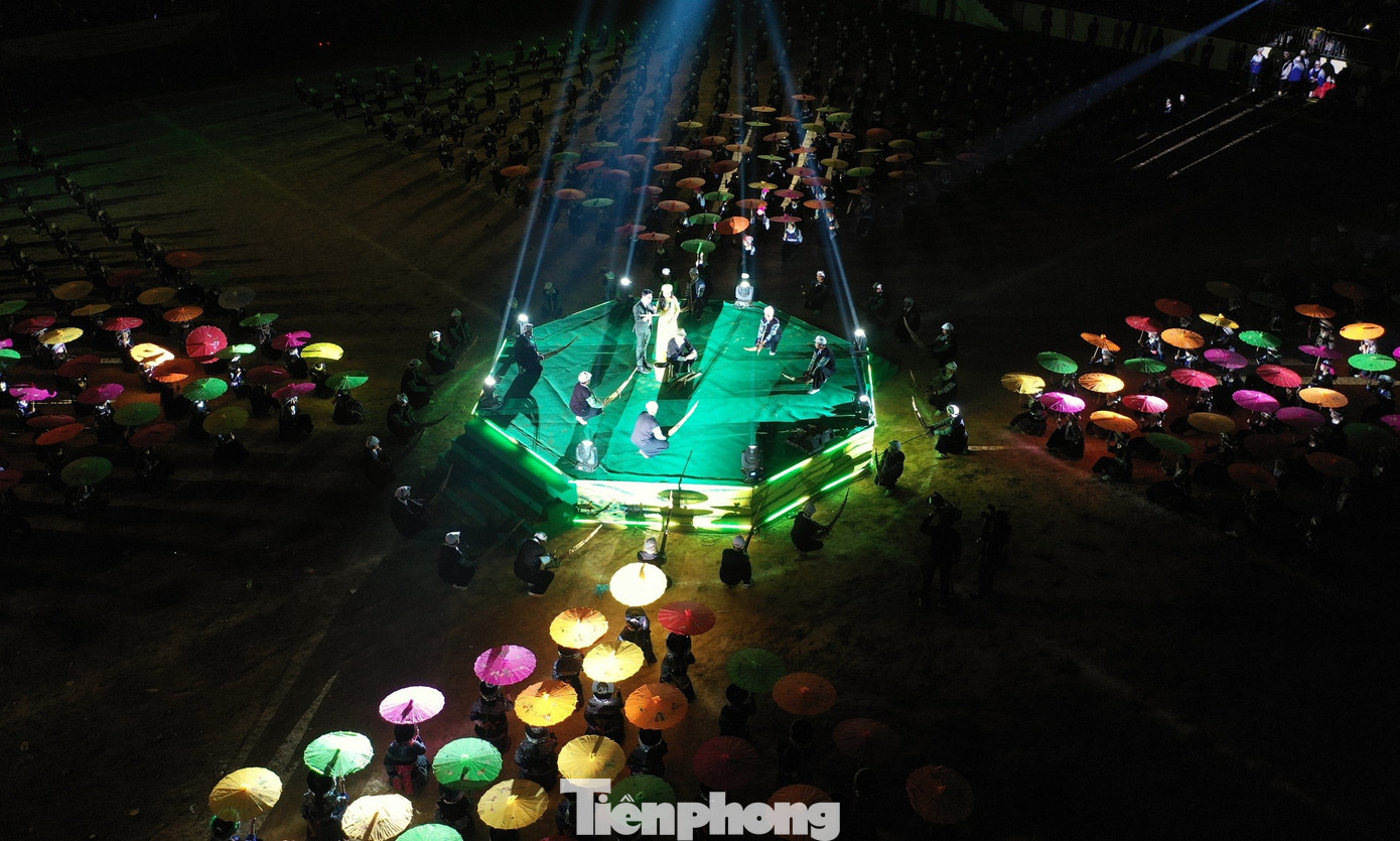 Hình ảnh chiếc khèn được tái hiện trong các tiết mục. Hình ảnh chiếc khèn được tái hiện trong các tiết mục.