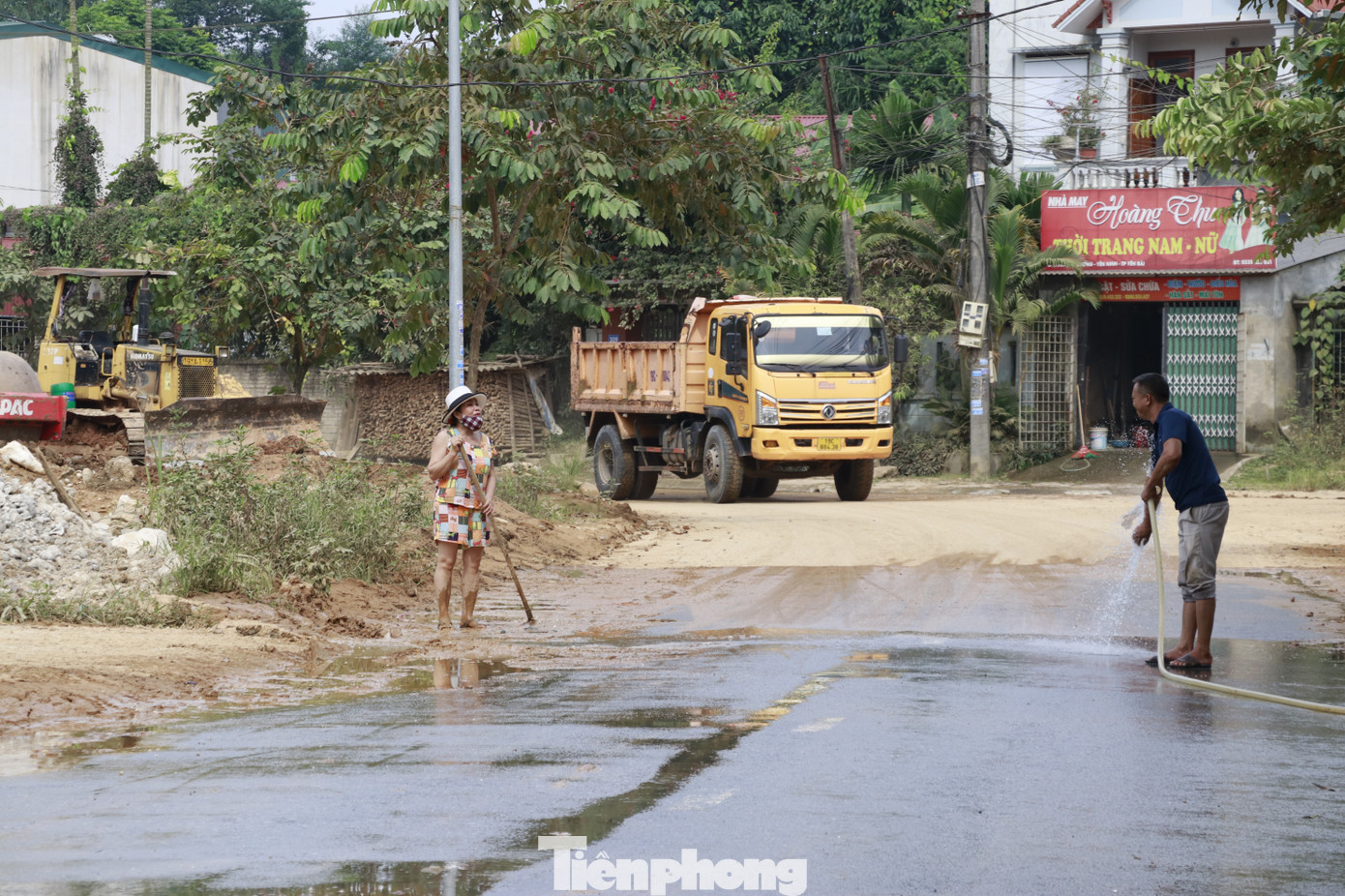 Người dân phải thường xuyên rửa, tưới đường nhưng cũng chỉ hạn chế được một phần bụi do công trường thi công gây ra. Người dân phải thường xuyên rửa, tưới đường nhưng cũng chỉ hạn chế được một phần bụi do công trường thi công gây ra.