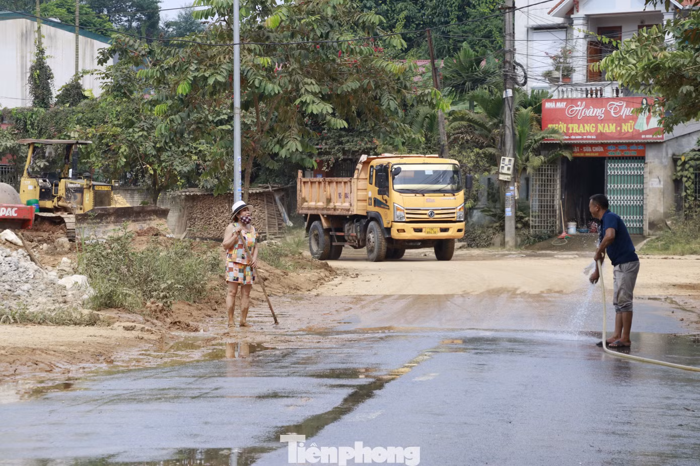 Người dân phải thường xuyên rửa, tưới đường nhưng cũng chỉ hạn chế được một phần bụi do công trường thi công gây ra.