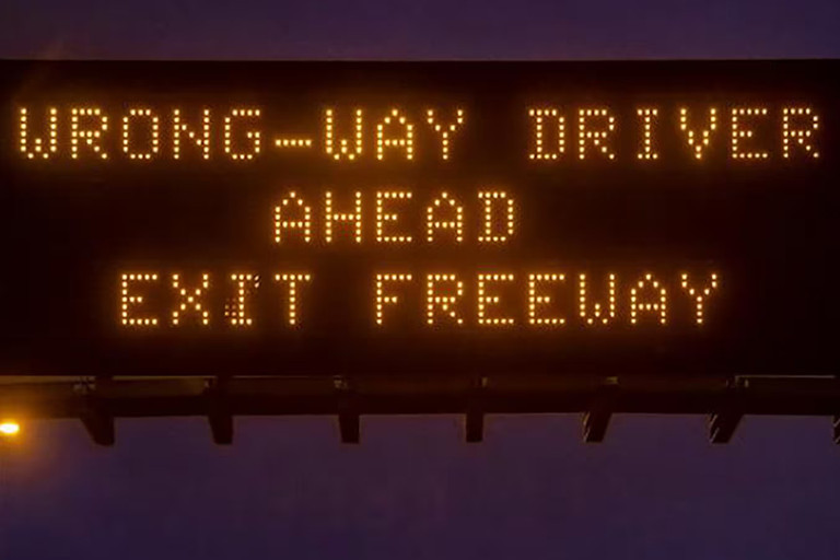 Một màn hình trên đường phát đi cảnh báo cho xe đi đến dựa trên kết nối các phương tiện trên đường.