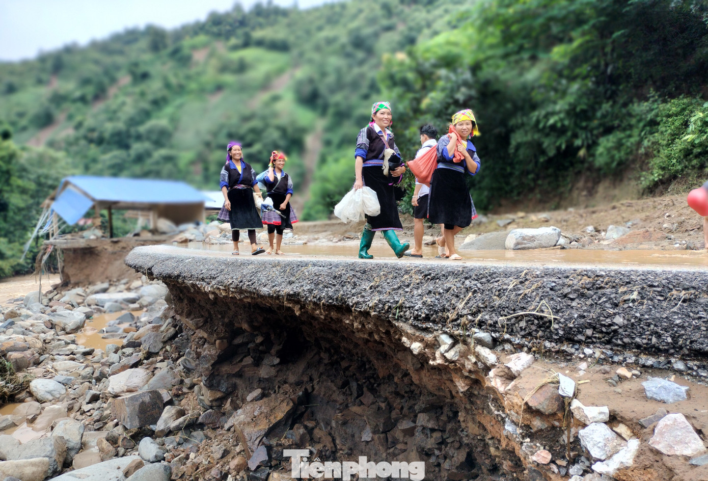 Quốc lộ 32 đoạn qua địa phận huyện Mù Cang Chải bị hư hỏng nặng.