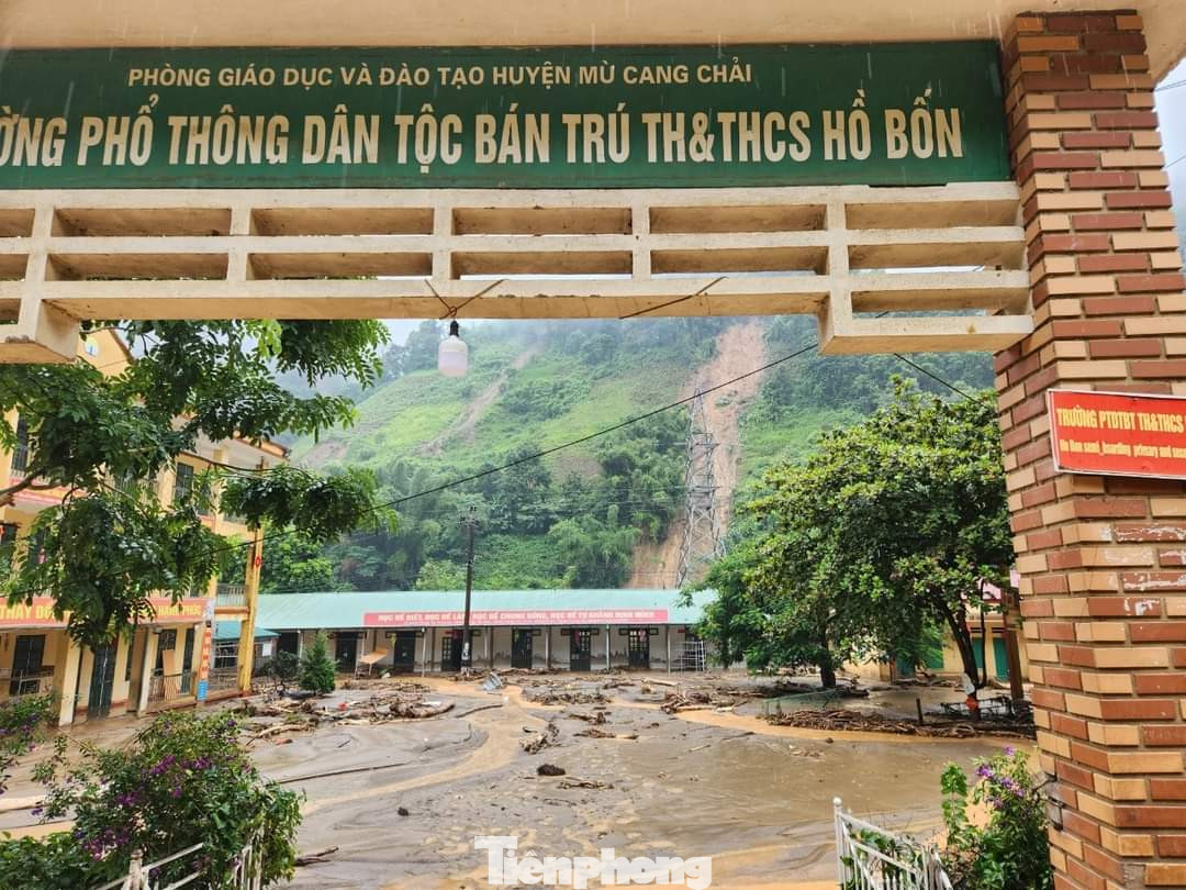 Đặc biệt, do sạt lở đường, mất điện, không có sóng điện thoại, đường từ trung tâm huyện vào xã Hồ Bốn, Lao Chải hiện vẫn đang bị cô lập, chưa tiếp cận được. Đặc biệt, do sạt lở đường, mất điện, không có sóng điện thoại, đường từ trung tâm huyện vào xã Hồ Bốn, Lao Chải hiện vẫn đang bị cô lập, chưa tiếp cận được.