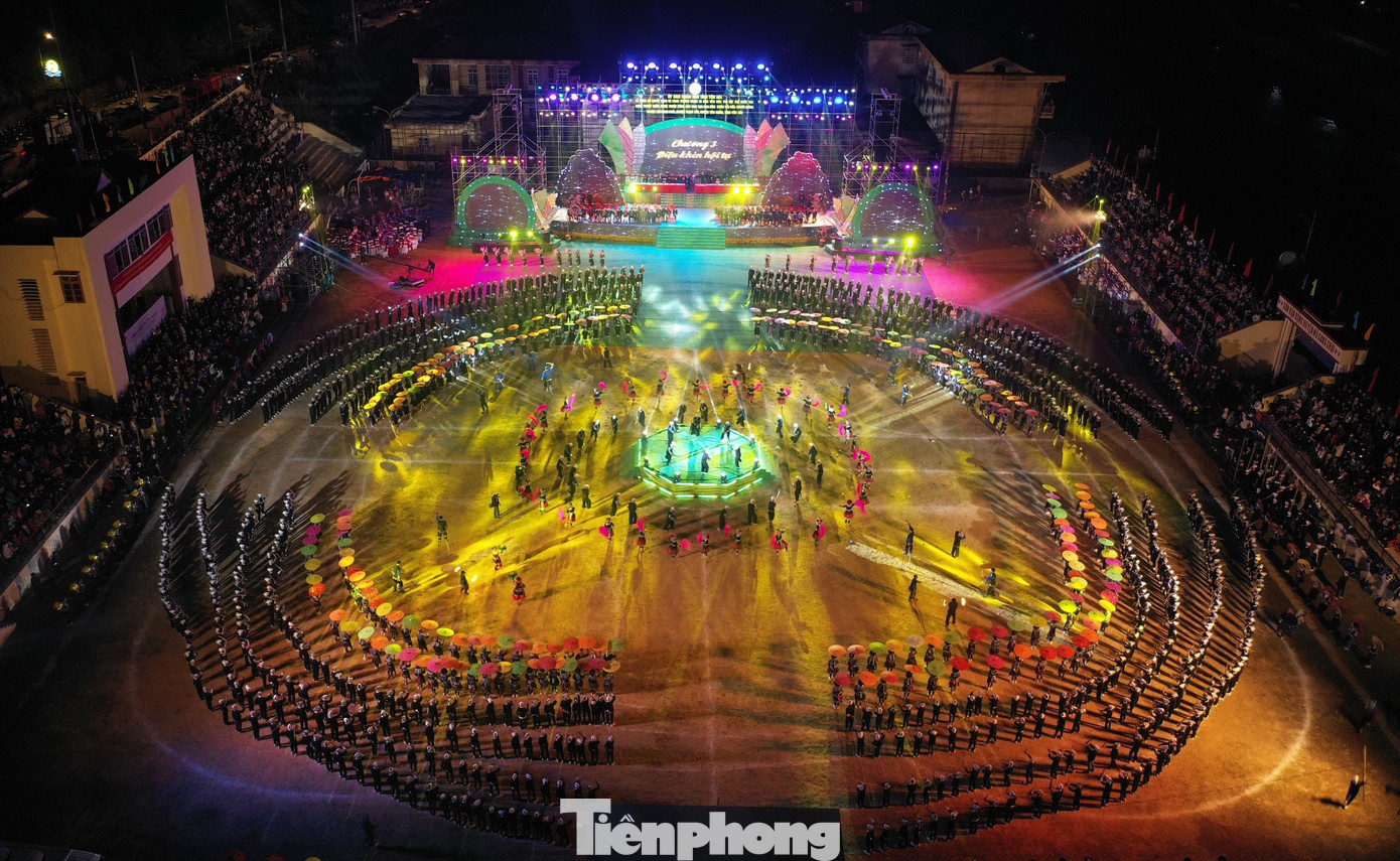 Chương trình nghệ thuật chuyên nghiệp, hoành tráng, để lại nhiều ấn tượng sâu sắc trong lòng du khách. Chương trình nghệ thuật chuyên nghiệp, hoành tráng, để lại nhiều ấn tượng sâu sắc trong lòng du khách.