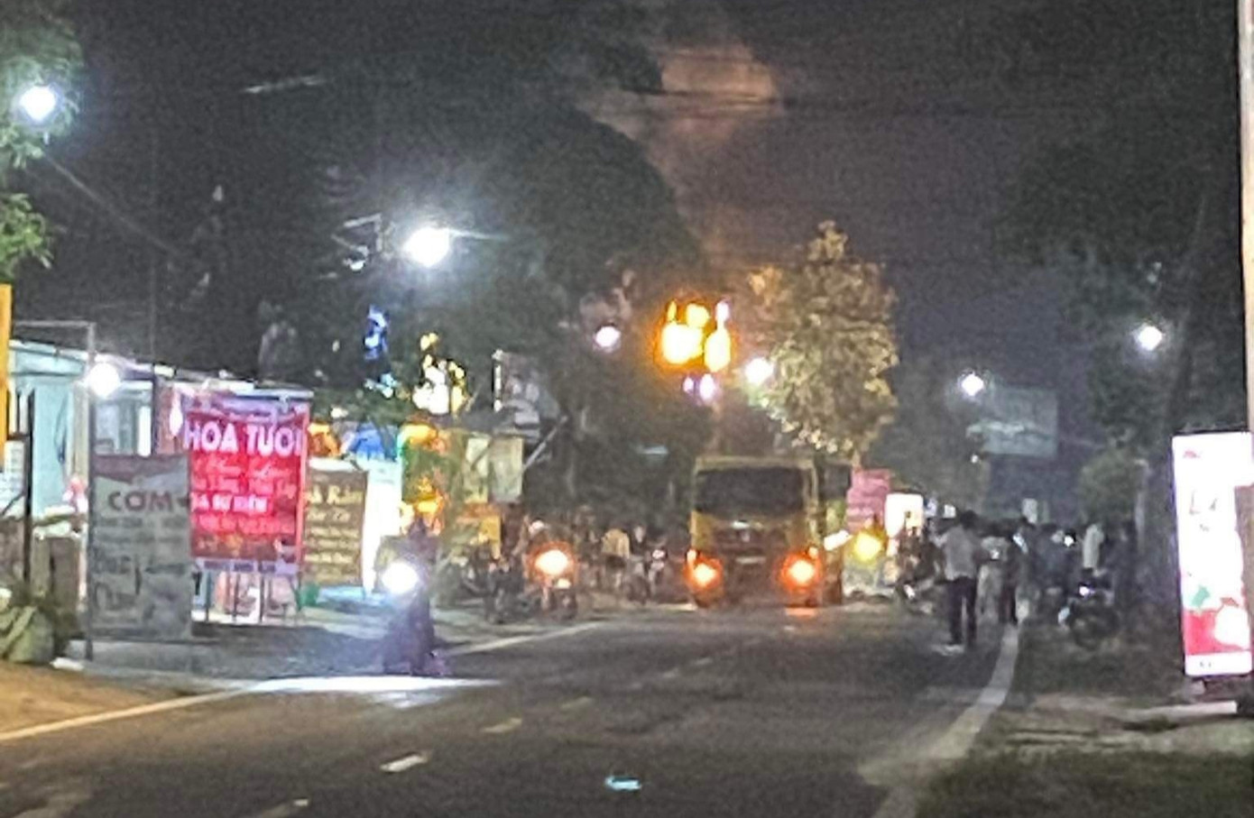 Hiện trường vụ tai nạn khiến hai người thương vong trên quốc lộ 70 tối 13/10.