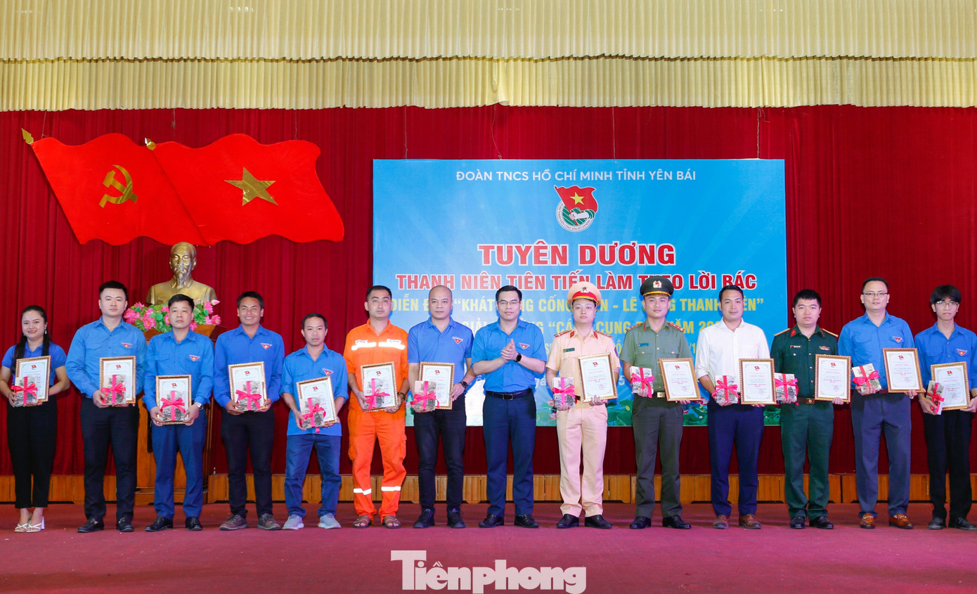 Bí thư Tỉnh Đoàn Yên Bái trao Giải thưởng Cánh cung đỏ năm 2023.