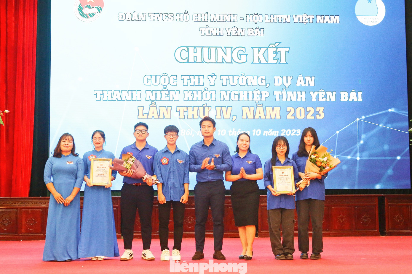Lãnh đạo tỉnh đoàn Yên Bái trao thưởng, giấy chứng nhận cho 2 dự án tham gia liên hoan tuổi trẻ sáng tạo cụm Tây Bắc Bộ năm 2023.