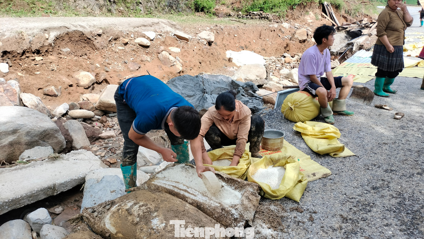 Ông Giàng A Vừ - Phó Bí thư thường trực huyện Mù Cang Chải cho biết, huyện đang chia các tổ công tác đến trực tiếp hỗ trợ bà con dọn dẹp vệ sinh, khắc phục hậu mưa lũ, sớm ổn định cuộc sống.