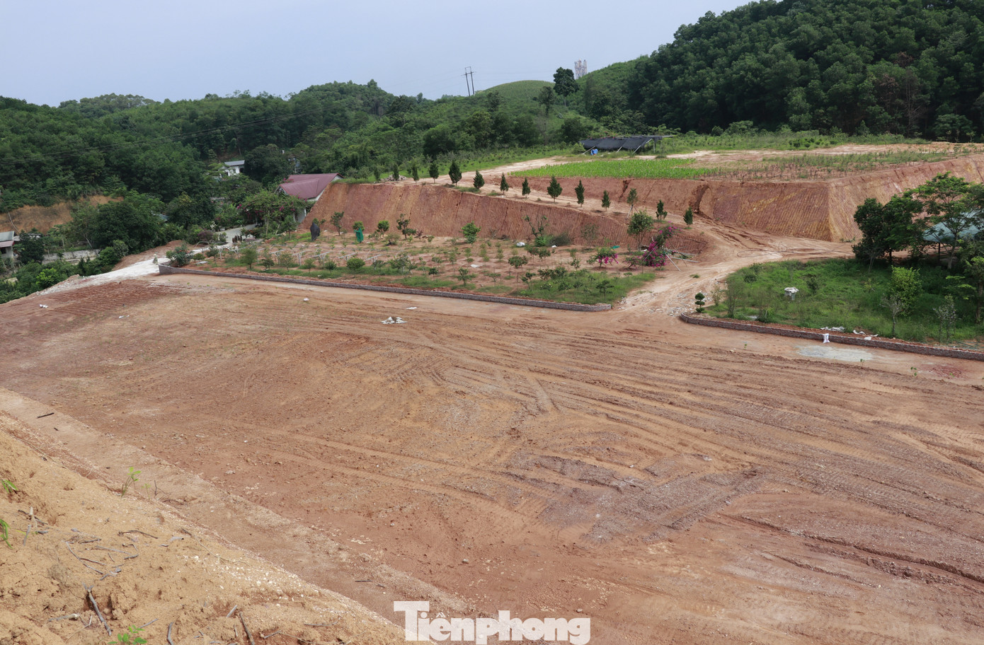 Những quả đồi bị san hạ trái phép Những quả đồi bị san hạ trái phép