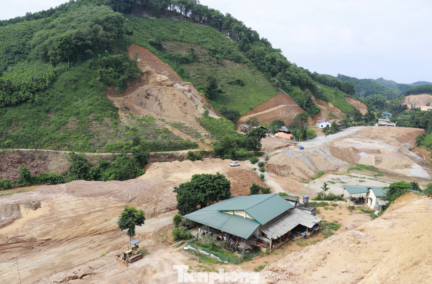 Khu vực bị san tạo mặt bằng. Khu vực bị san tạo mặt bằng.