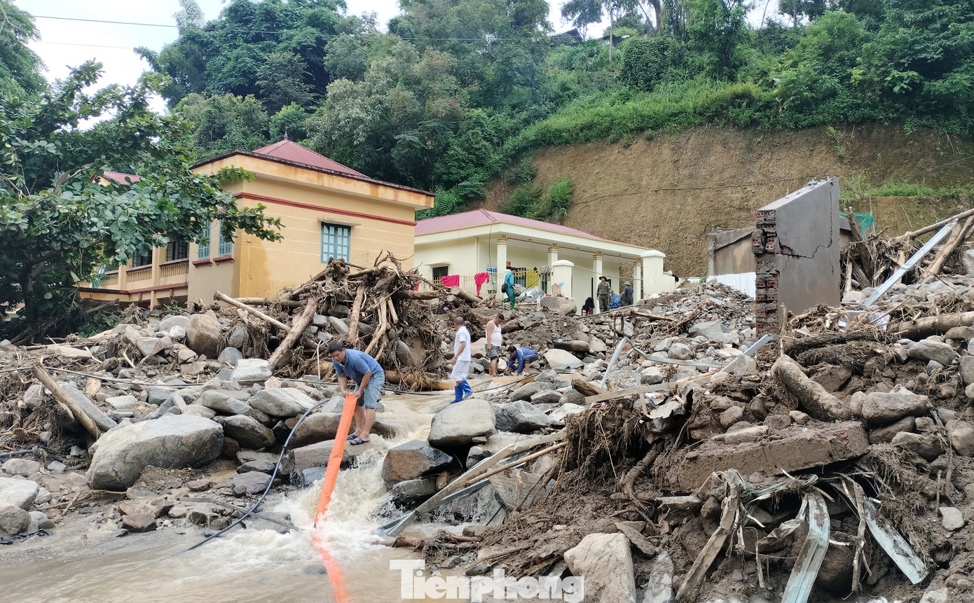 Trận mưa lớn xảy ra cách đây ít ngày dẫn đến lũ ống, sạt lở đất gây nhiều thiệt hại về người và tài sản của người dân trên địa bàn các xã Khao Mang, Lao Chải, Hồ Bốn, huyện Mù Cang Chải.