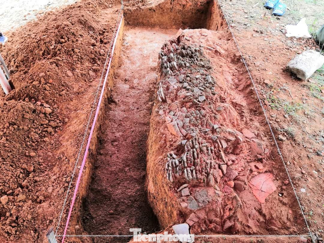 Tại khu vực khai quật thứ 2, các nhà khảo cổ phát lộ hiện vật là ngói được sản xuất để xây dựng chùa, sau khi xây dựng chùa xong ngói bị thừa và được xếp gọn gàng ngay cạnh chùa.