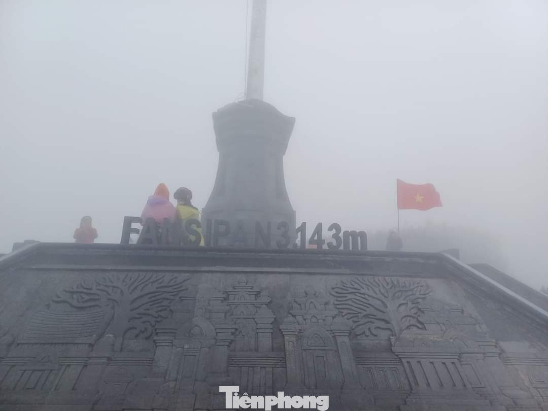 Trên đỉnh Fansipan chiều 17/12, nhiệt độ giảm xuống chỉ 2 độ C.