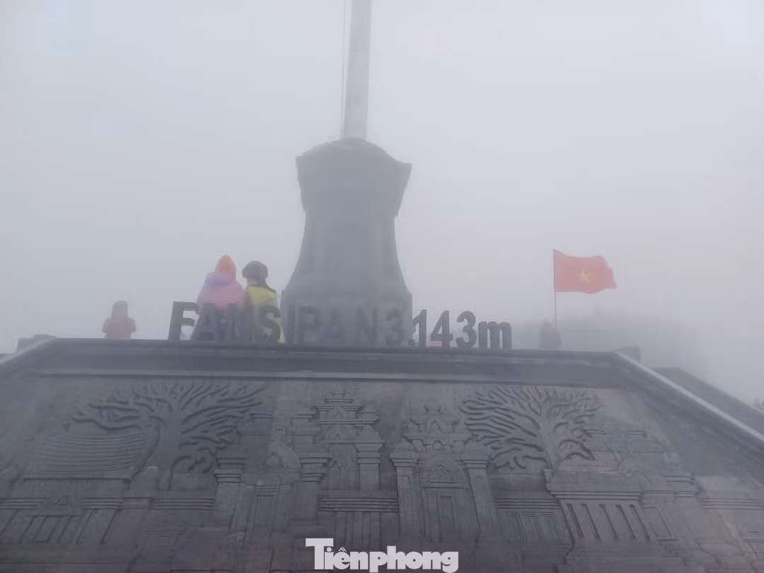 Trên đỉnh Fansipan chiều 17/12, nhiệt độ giảm xuống chỉ 2 độ C.