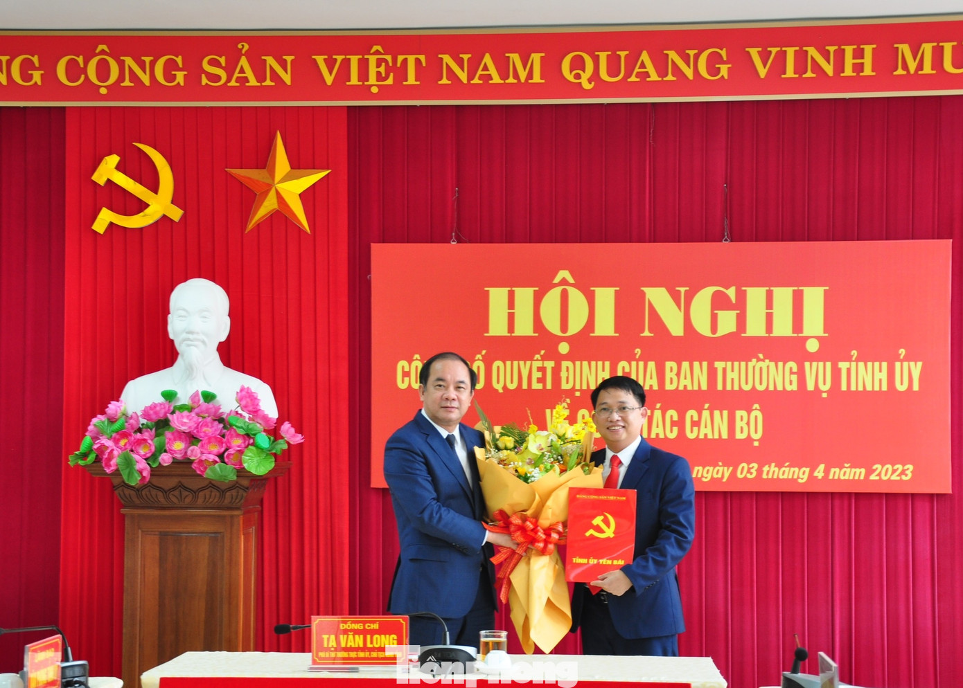 Ông Tạ Văn Long - Phó Bí thư Thường trực Tỉnh ủy trao Quyết định bổ nhiệm Phó Hiệu trưởng Trường Chính trị tỉnh cho ông Nguyễn Ngọc Quỳnh. Ông Tạ Văn Long - Phó Bí thư Thường trực Tỉnh ủy trao Quyết định bổ nhiệm Phó Hiệu trưởng Trường Chính trị tỉnh cho ông Nguyễn Ngọc Quỳnh.