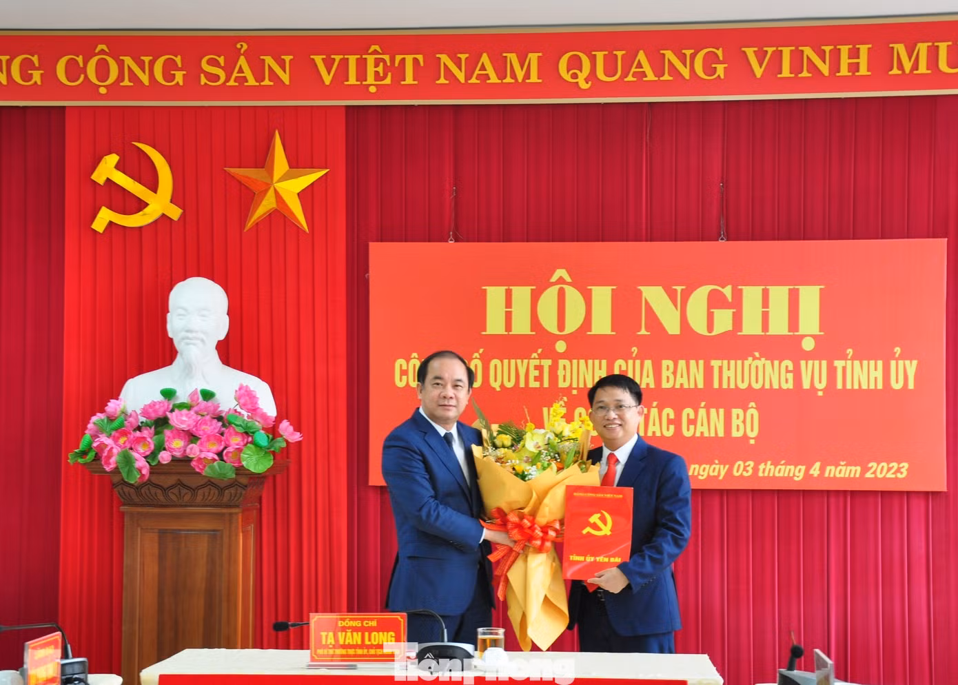 Ông Tạ Văn Long - Phó Bí thư Thường trực Tỉnh ủy trao Quyết định bổ nhiệm Phó Hiệu trưởng Trường Chính trị tỉnh cho ông Nguyễn Ngọc Quỳnh.