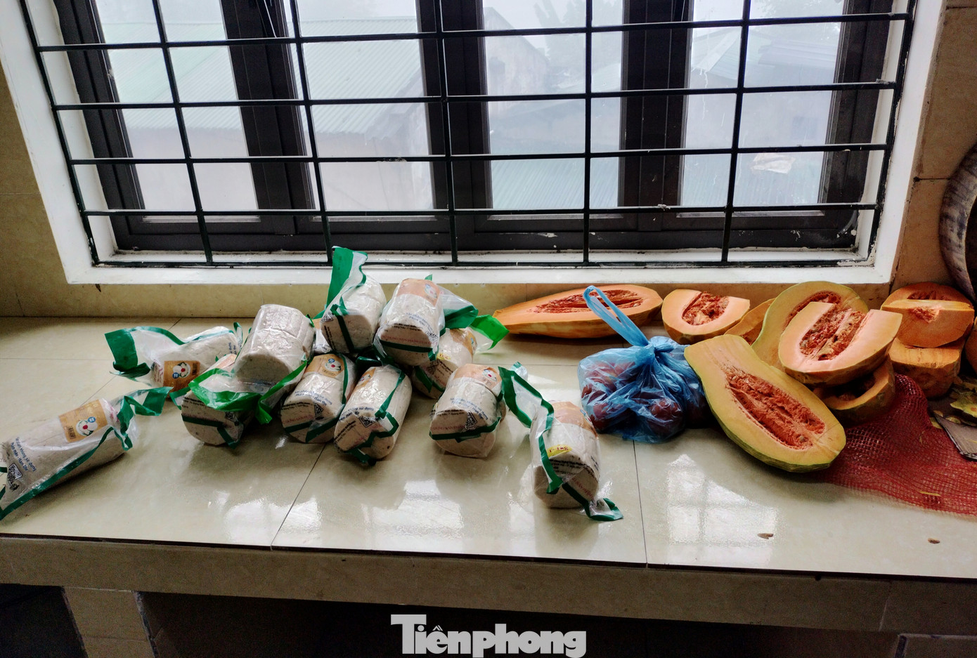 Tại thời điểm PV có mặt, bảng thực đơn và công khai tài chính liệt kê: bữa sáng có 173 gói mì tôm, 173 quả trứng; bữa trưa gồm gạo tẻ 34,6 kg, thịt lợn 10kg, xương 9kg, bí đỏ 20kg cùng gia vị nấu ăn; buổi chiều có gạo tẻ 34,6 kg, thịt lợn 5kg, giò cá 14kg, bí đỏ 16kg. Chi phí củi nấu cũng được kê khai.