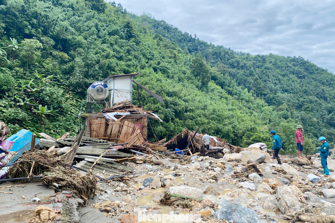 Đến thời điểm hiện tại, các cơ quan chức năng đã huy động hàng trăm người gồm Công an, quân đội, dân quân tự vệ để khắc phục hậu quả mưa lũ và tìm kiếm những người bị mất tích.