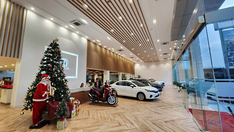 Quang cảnh vắng vẻ hơn hẳn mọi năm là tình trạng chung của nhiều đại lý ô tô tại Hà Nội trong những ngày đầu tháng 12. (Ảnh: Hoàng Hiệp) Quang cảnh vắng vẻ hơn hẳn mọi năm là tình trạng chung của nhiều đại lý ô tô tại Hà Nội trong những ngày đầu tháng 12. (Ảnh: Hoàng Hiệp)