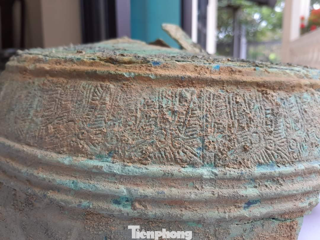 Họa tiết trên chậu thể hiện văn hóa Đông Sơn. Họa tiết trên chậu thể hiện văn hóa Đông Sơn.