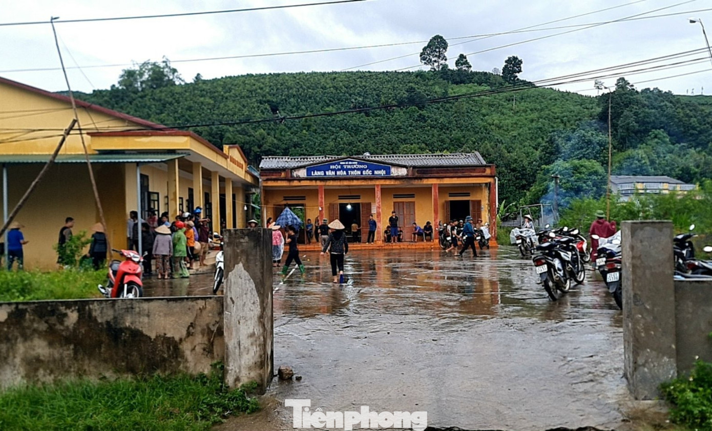 Trước diễn biến mưa lũ còn phức tạp, trong những ngày tới, Ban Chỉ huy PCTT & TKCN huyện tiếp tục chỉ đạo các địa phương theo dõi chặt chẽ tình hình thời tiết, thông tin kịp thời đến nhân dân, chủ động các phương án phòng tránh, ứng phó; tổ chức trực ban 24/24 giờ, thường xuyên báo cáo tình hình thiên tai. Trước diễn biến mưa lũ còn phức tạp, trong những ngày tới, Ban Chỉ huy PCTT & TKCN huyện tiếp tục chỉ đạo các địa phương theo dõi chặt chẽ tình hình thời tiết, thông tin kịp thời đến nhân dân, chủ động các phương án phòng tránh, ứng phó; tổ chức trực ban 24/24 giờ, thường xuyên báo cáo tình hình thiên tai.