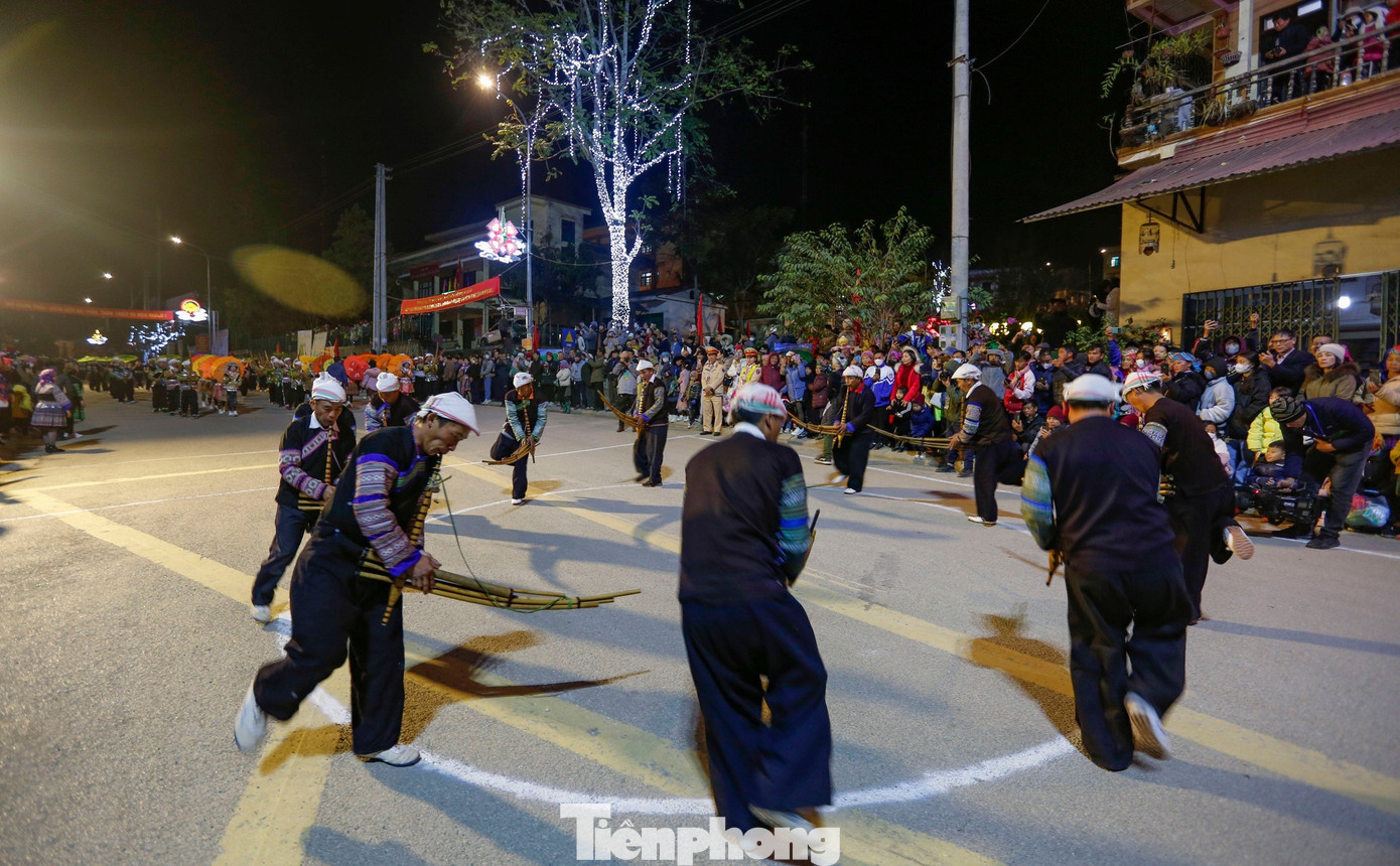 Màn múa khèn của các chàng trai người Mông. Màn múa khèn của các chàng trai người Mông.